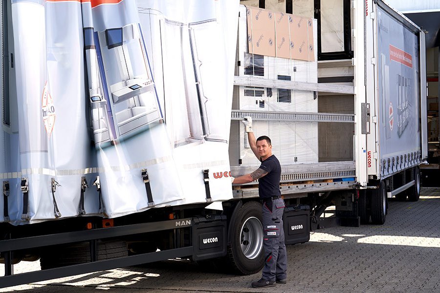 Herr Sarzhan beim öffnen eines LKW-Anhängers.